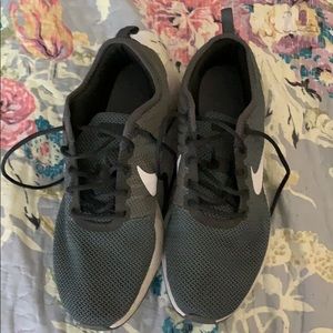 Boys sz 6.5 Nike tennis shoes